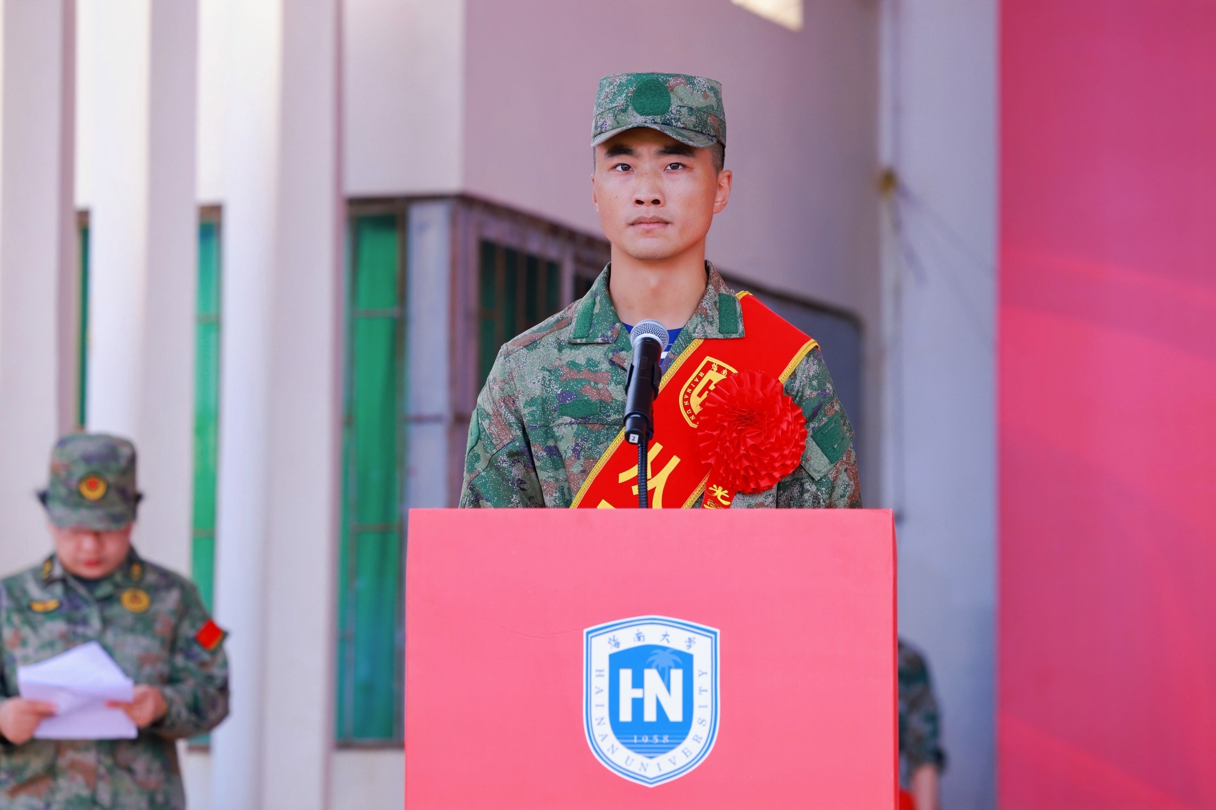 海南大学2025级新生军训总结大会 现场燃爆了