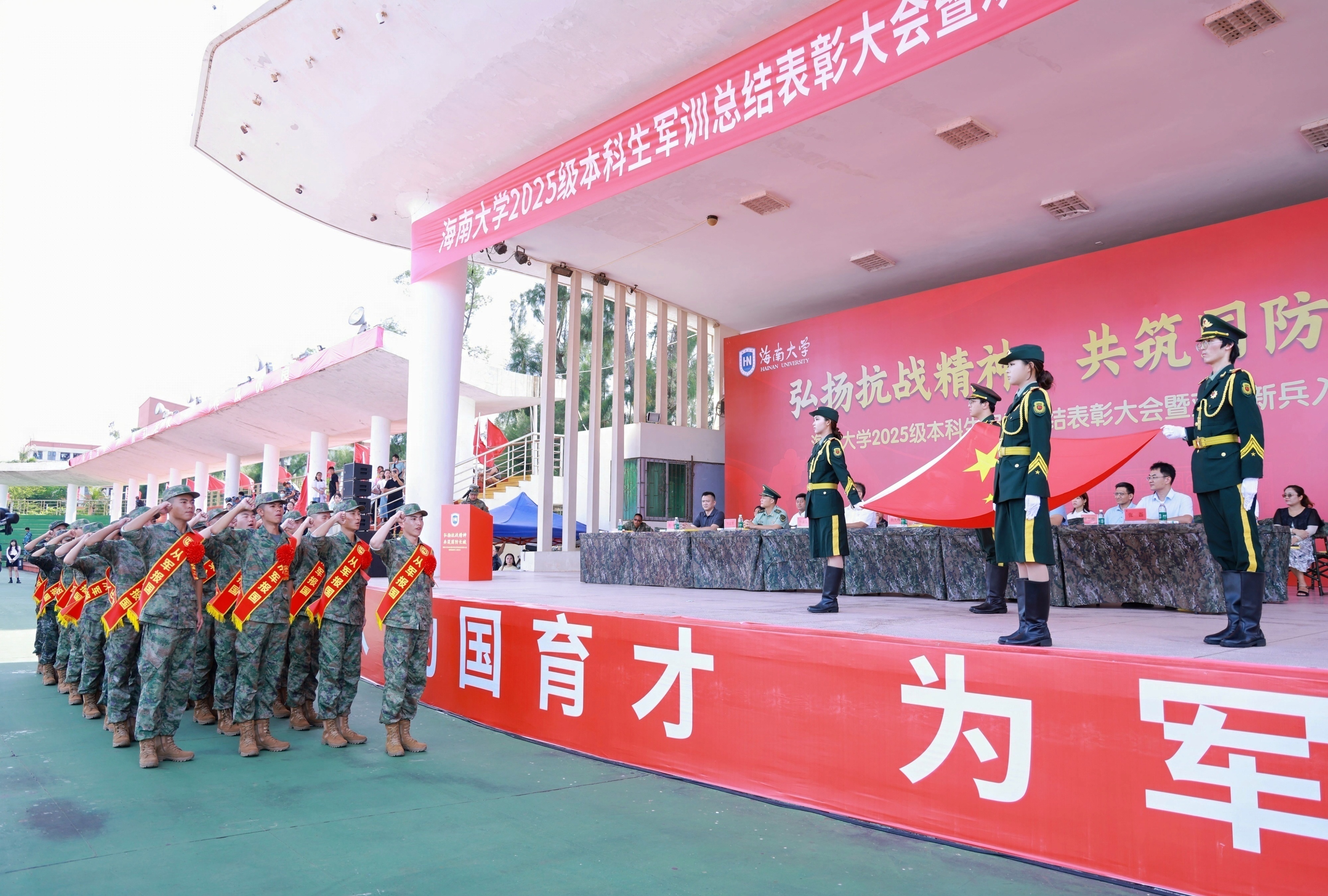 海南大学2025级新生军训总结大会 现场燃爆了