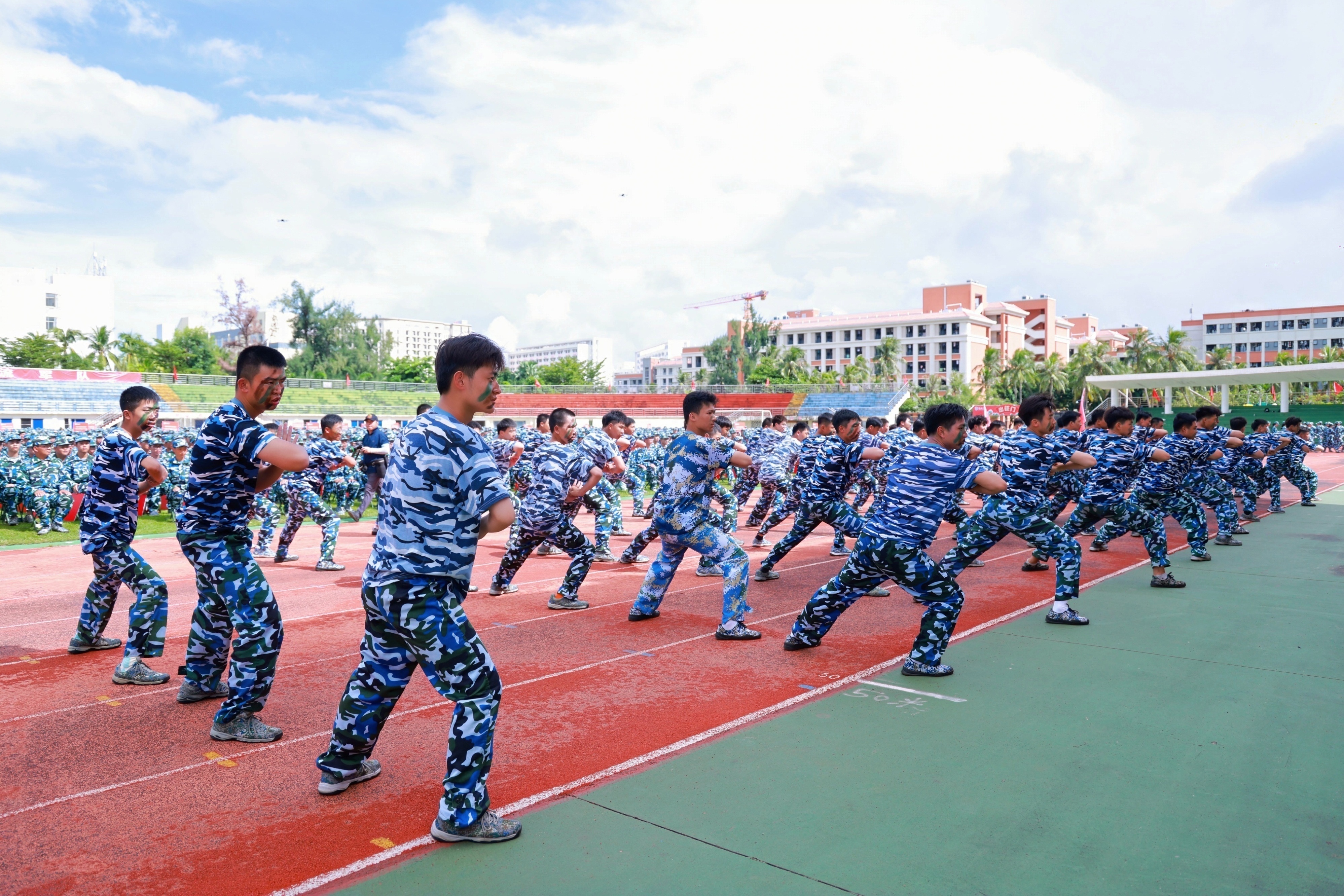 海南大学2025级新生军训总结大会 现场燃爆了