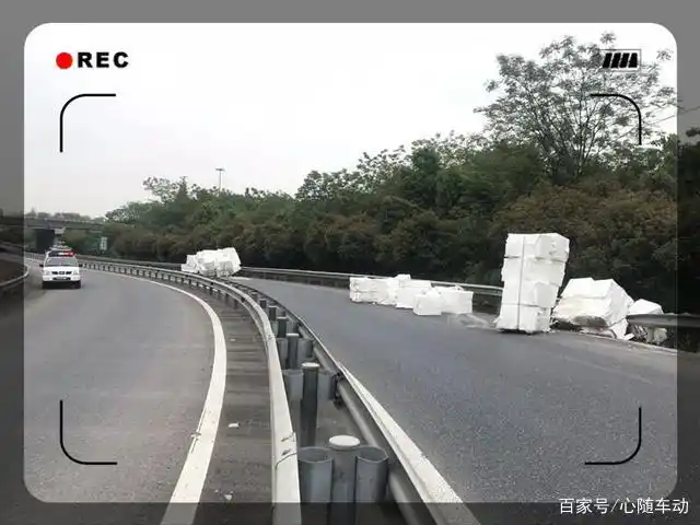 高速上这俩新交通标志啥意思?老司机都懵了