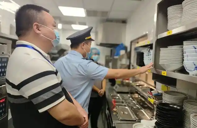 广东仁化县突击检查高速服务区永和大王餐厅食品安全
