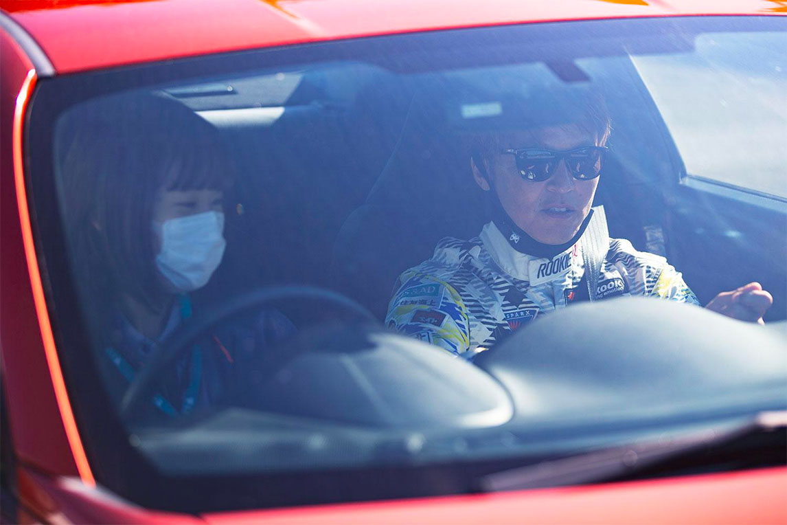 职业车手给警察上驾驶课,传授高速驾驶技巧与安全建议