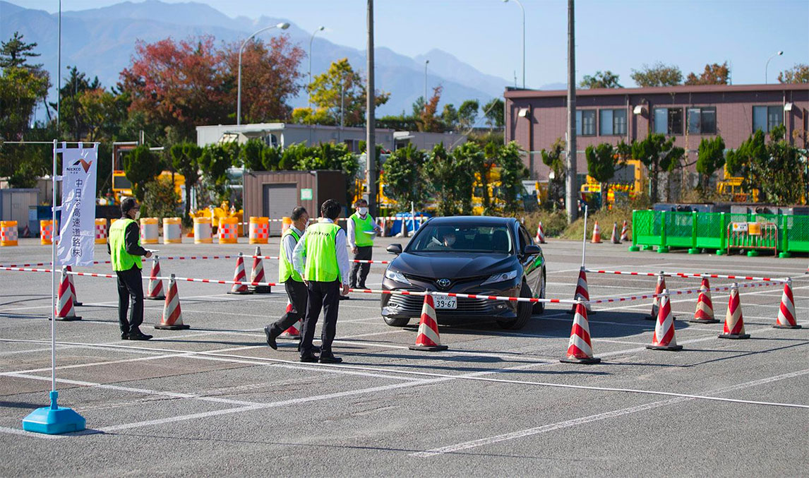 职业车手给警察上驾驶课,传授高速驾驶技巧与安全建议
