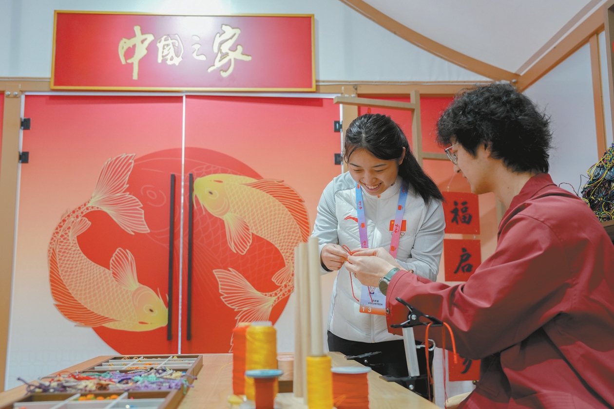 米兰冬奥会开幕!冬奥特许纪念品商店排起长队