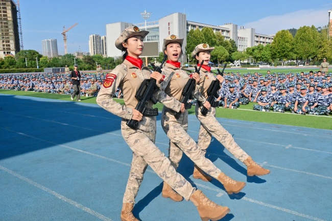 湖北中医药大学3名女民兵走进武汉工程科技学院，为新生军训加油