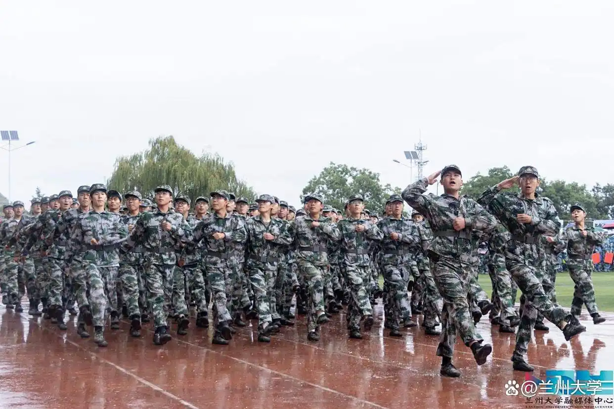 兰州大学2025级本科生军训结训,各方阵展飒爽英姿