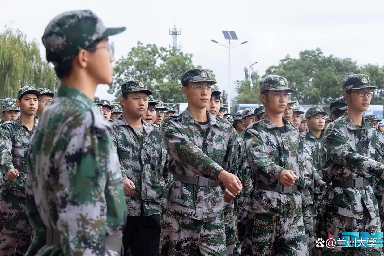 兰州大学2025级本科生军训结训,各方阵展飒爽英姿
