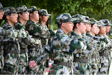 南华大学2025级药学院新生军训，多项荣誉彰显青春风采