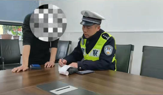 武汉一面包车违规载数十米钢材上路,司机被依法处罚