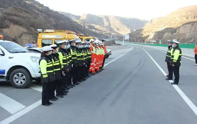 第二高速公路大队开展高速交通事故应急处置演练,提升协同联动能力