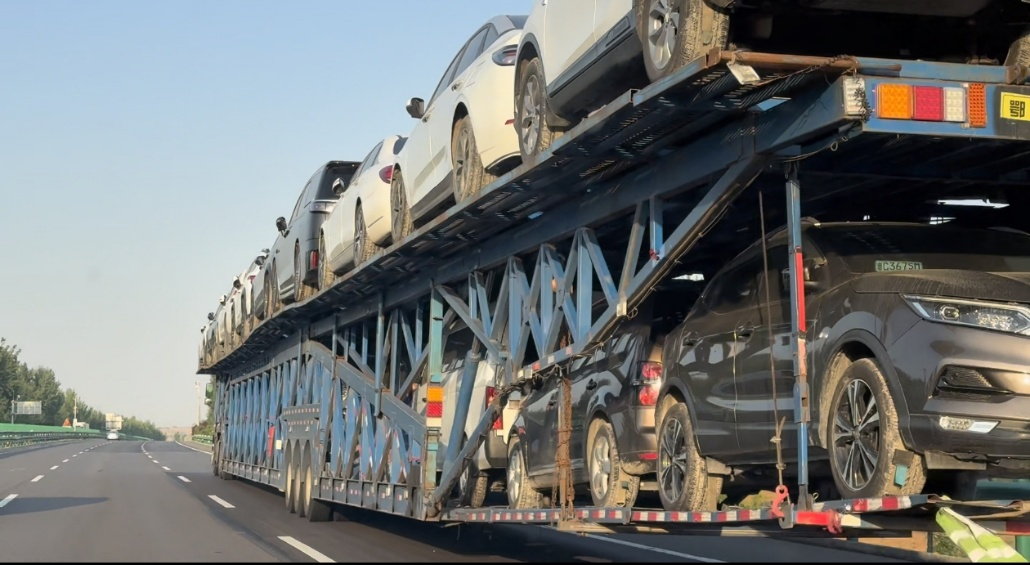 多地现违规‘飞机板’车辆运输车,严重影响高速路交通安全