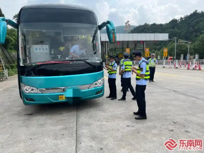 全省高速执法联合高速交警开展暑期交通运输安全执法专项行动