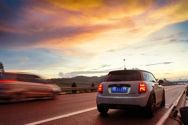 为什么说晚上在高速公路上尽量少开车呢? 30岁司机除非绝对必要否则不会开车