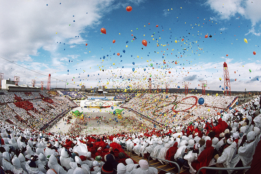 第十三届、十四届冬奥会举办时间及中国代表团首次亮相情况