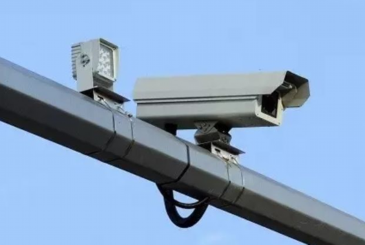 高速路违章摄像头位置隐蔽，过桥洞提前减速多观察