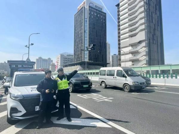 上海交警用无人机巡逻常发性拥堵路段，提升道路通行效率