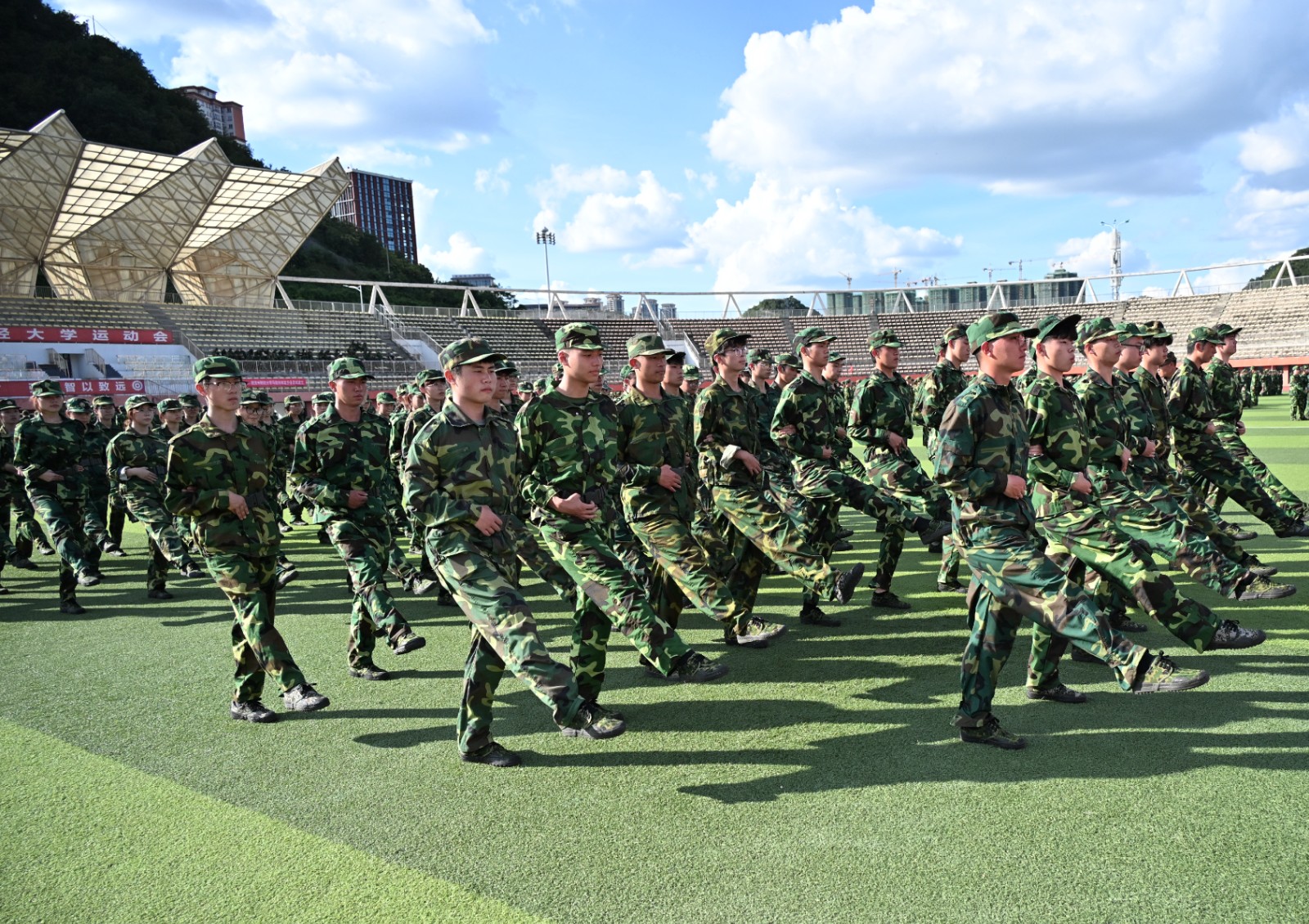 大学军训学包扎和狙击,7000余名新生练技能
